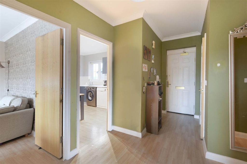 Property photo 2 of 7 Hallway