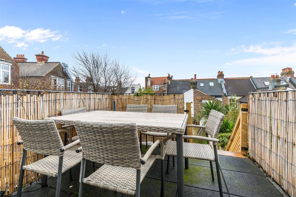 Property photo 3 of 11 Hythe Road-7.Jpg