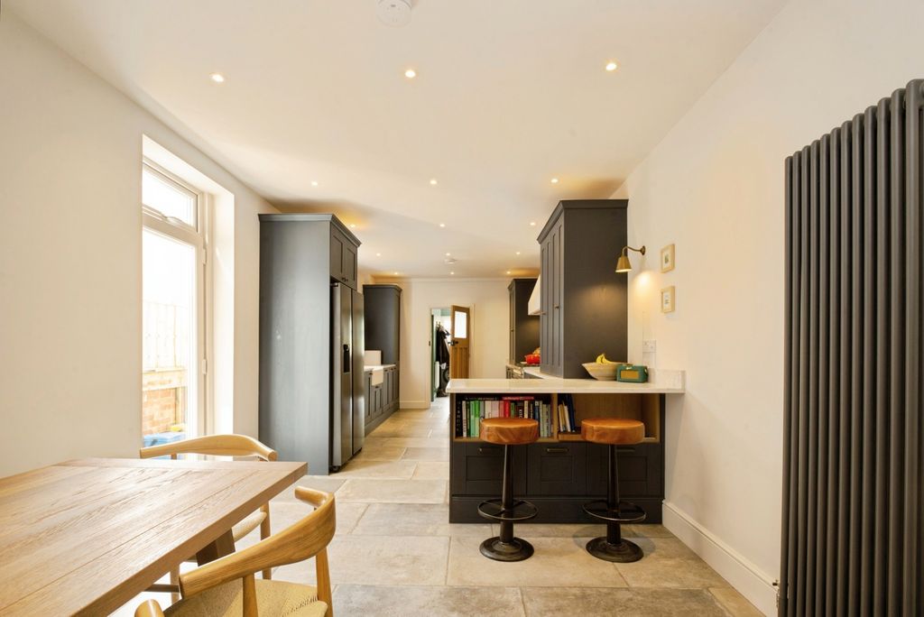Property photo 3 of 25 Pbox-Img.Jpg