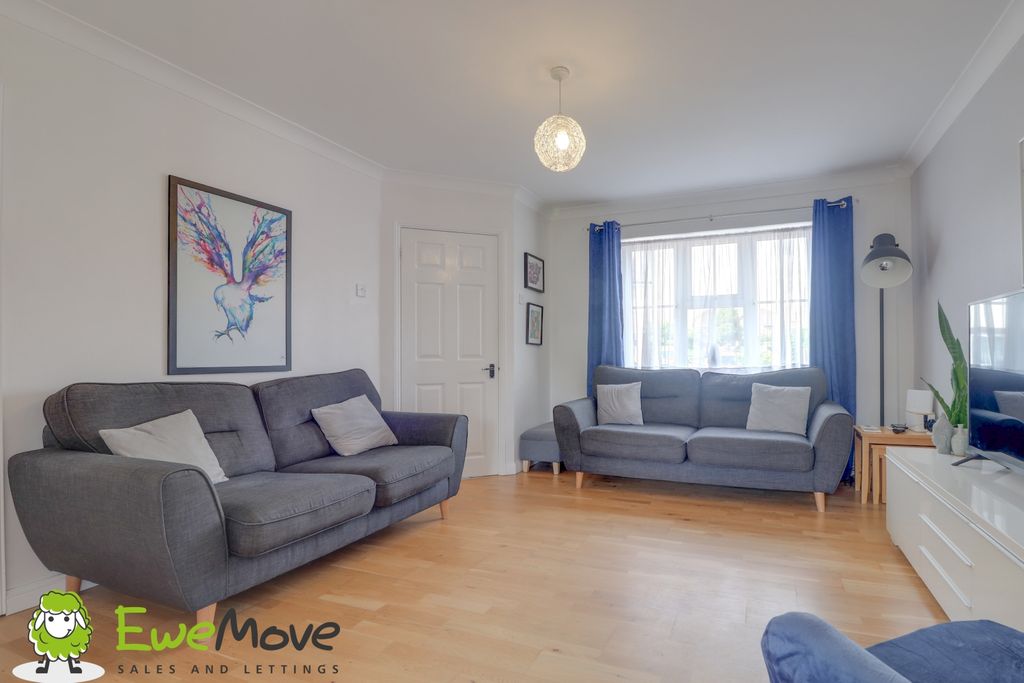 Property photo 2 of 17 The Lounge At Hawkfields By Ben Brind Ewemove Sale