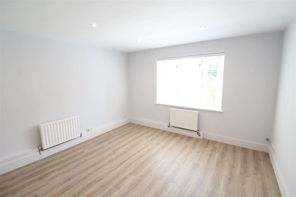 Property photo 3 of 7 St Georges Court - Living Room - 1.Jpg