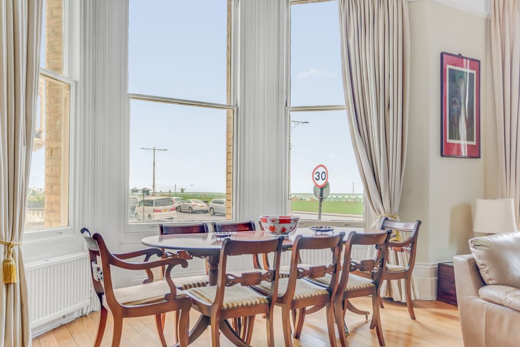 Property photo 3 of 19 Diningarea