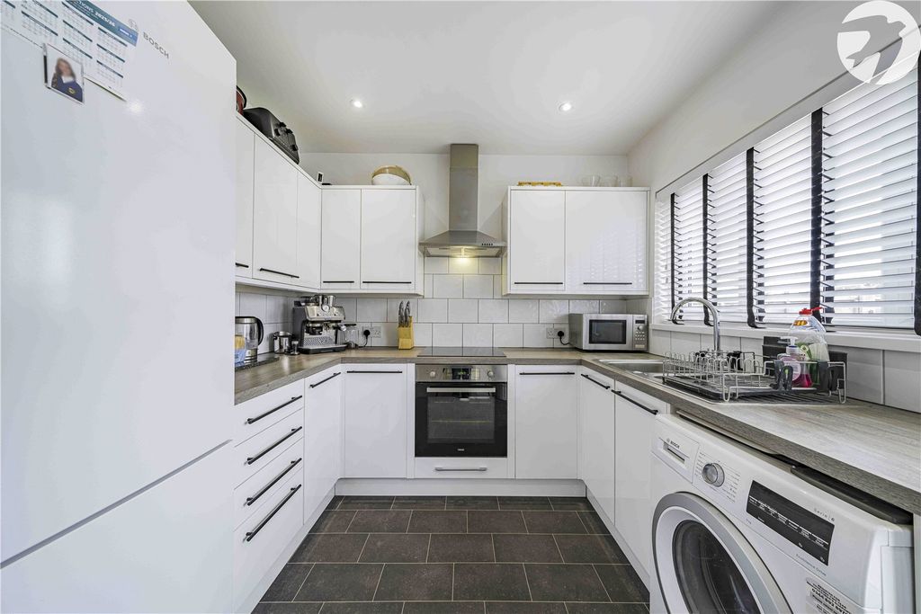 Property photo 3 of 19 Kitchen