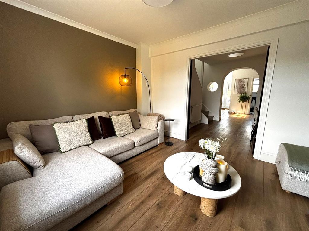 Property photo 1 of 17 Living Room