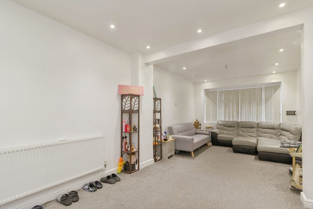 Property photo 2 of 17 Lounge