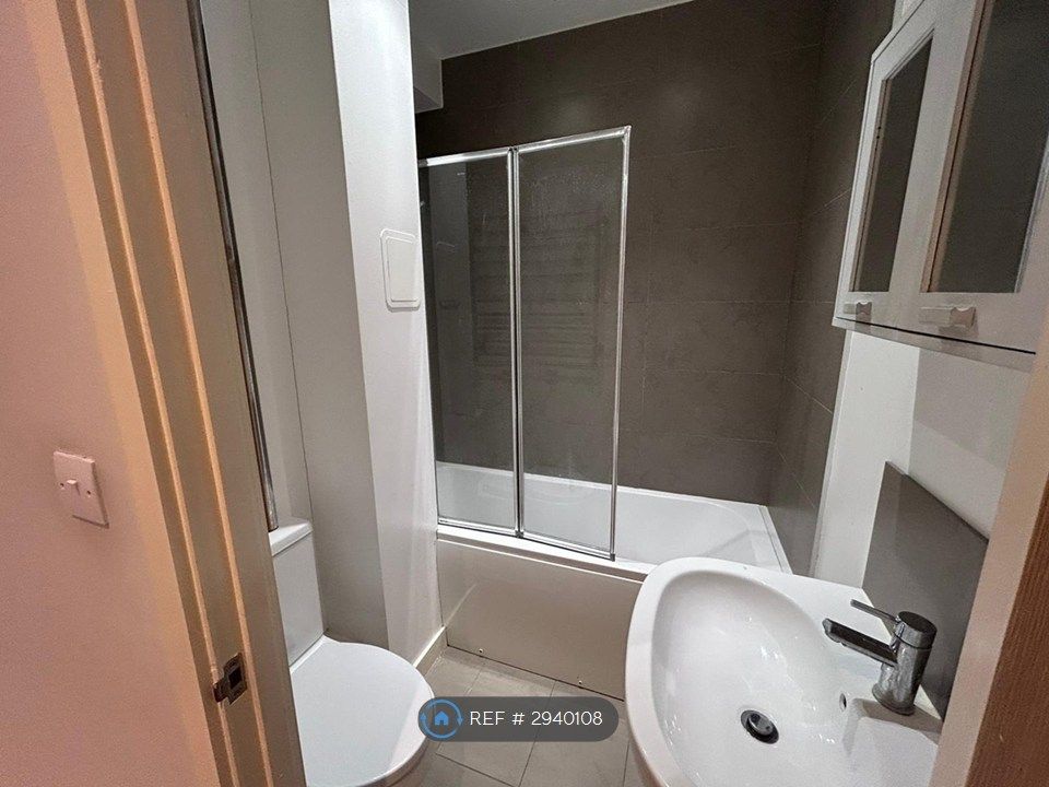 Property photo 3 of 10 Bathroom