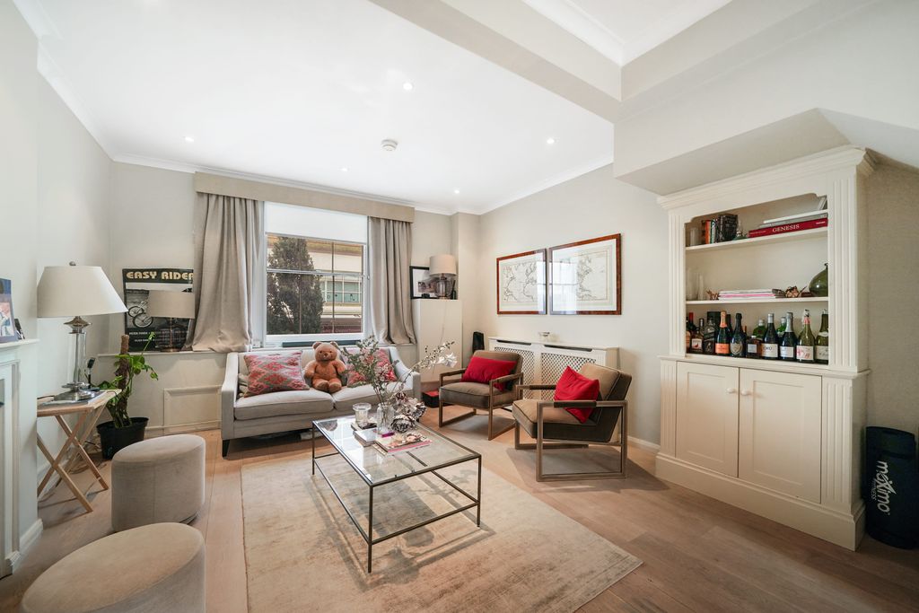 Property photo 1 of 13 242A Fulham Road - Eusxm7Cmpucgb7Cqlswo.Jpg