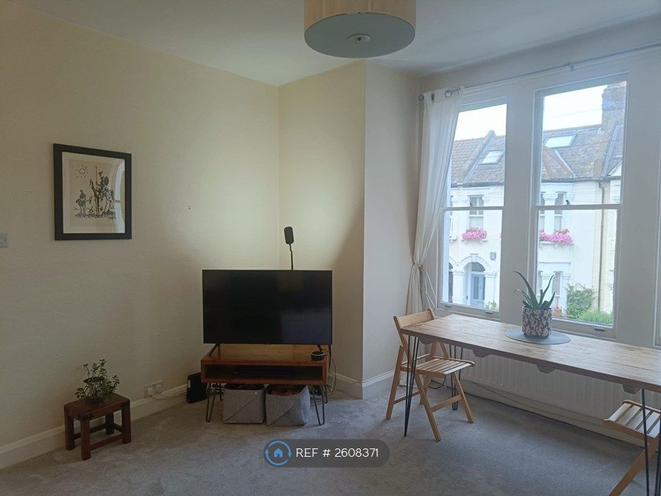 Property photo 2 of 12 Lounge 2
