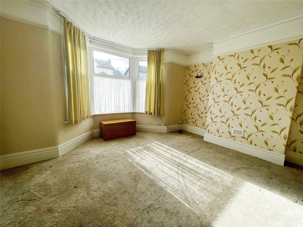 Property photo 3 of 19 Lounge