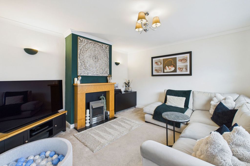 Property photo 2 of 27