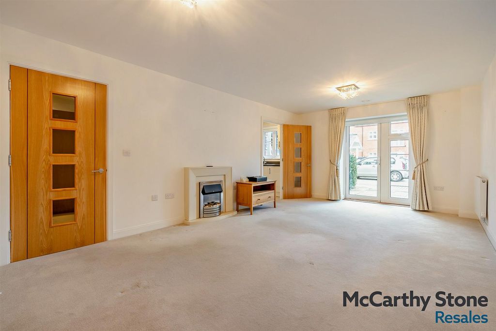 Property photo 3 of 11 8687618-Interior05-800.Jpg