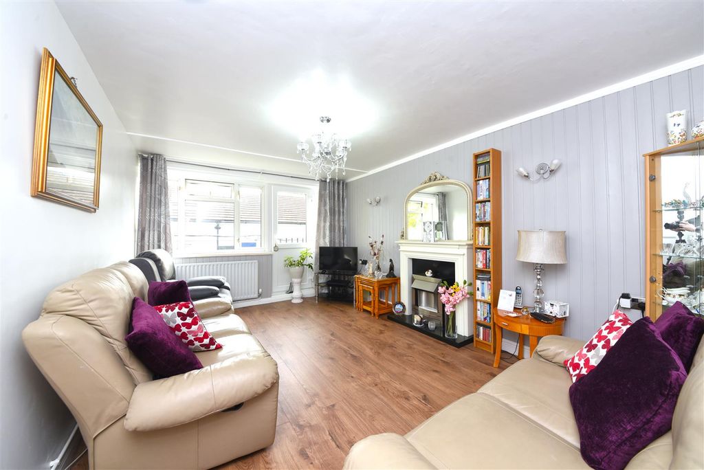 Property photo 2 of 6 11_Henfield_Close_Pic_2.Png