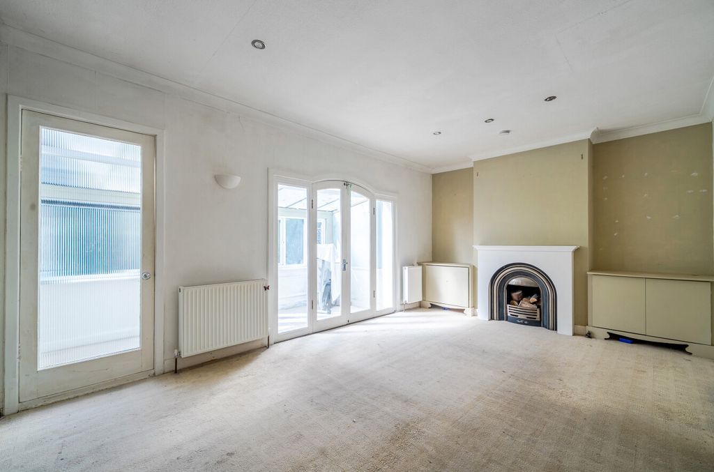 Property photo 2 of 16 1448913-13-69E90d...