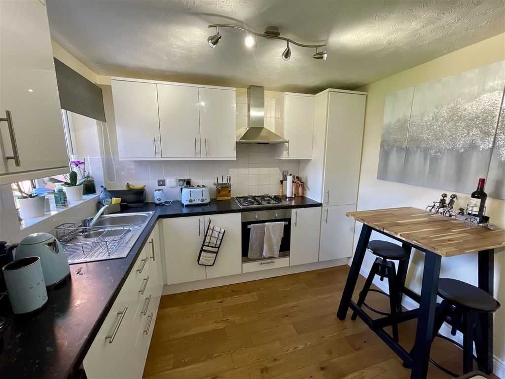 Property photo 3 of 16 Kitchen