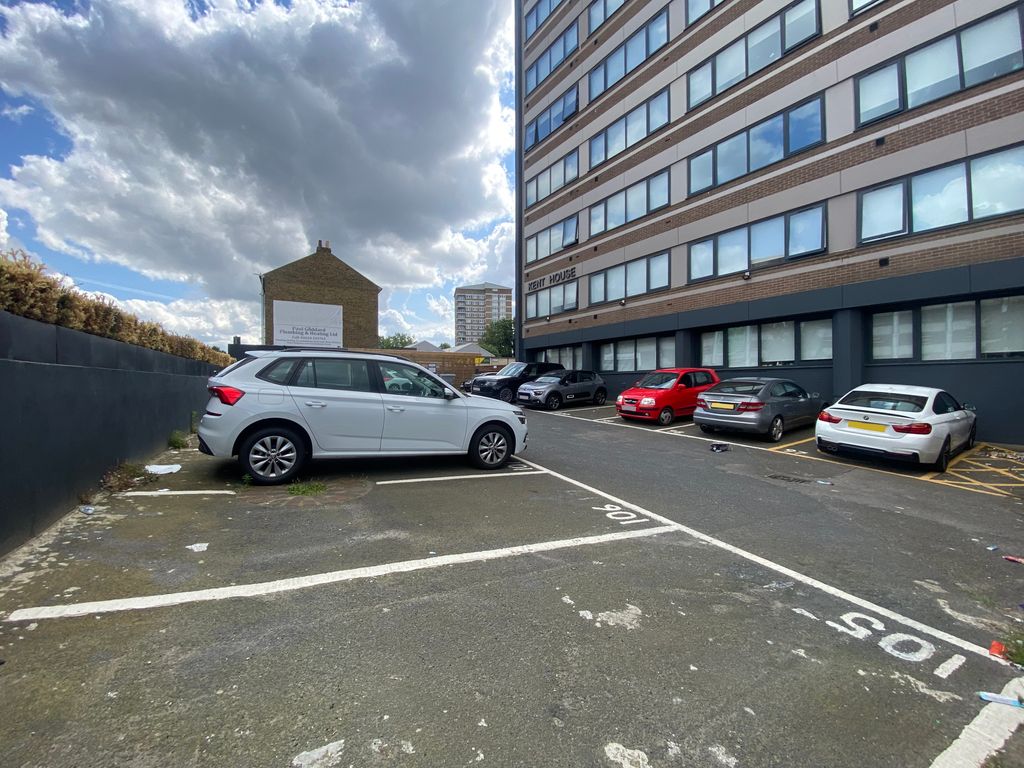 Property photo 3 of 7 Garage