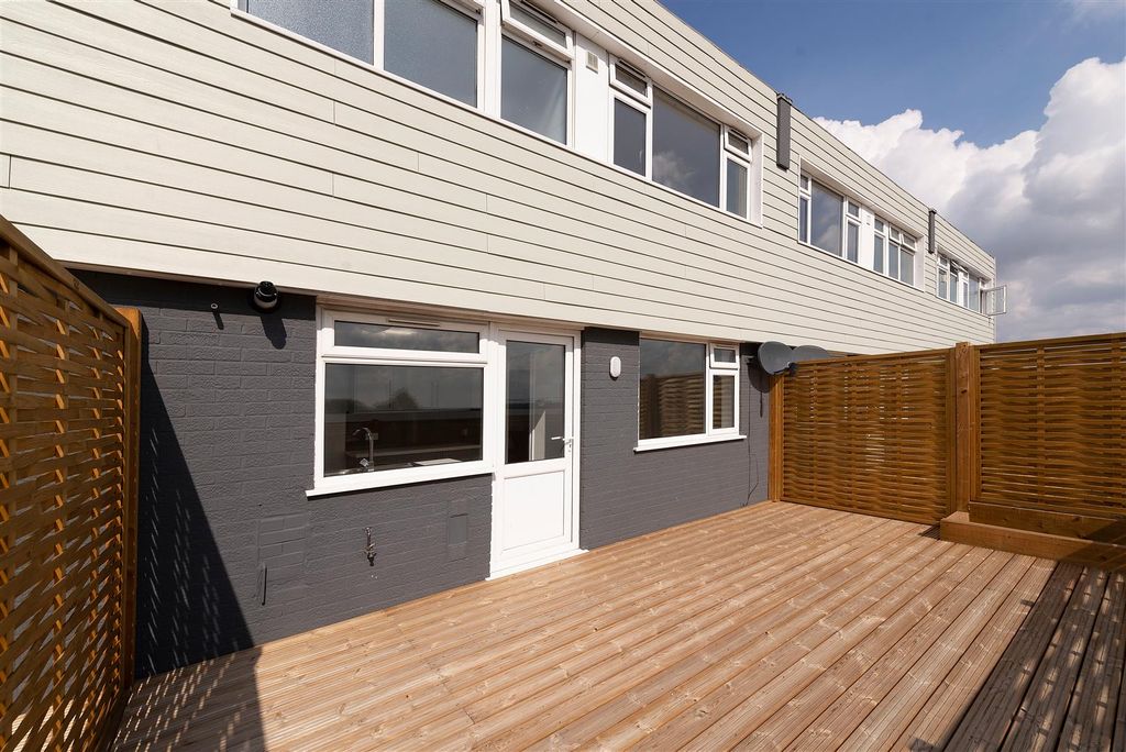 Property photo 3 of 13 Flat9_17.Jpg