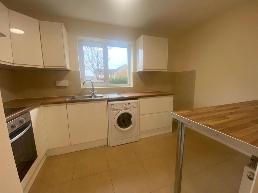 Property photo 3 of 10 Kitchen