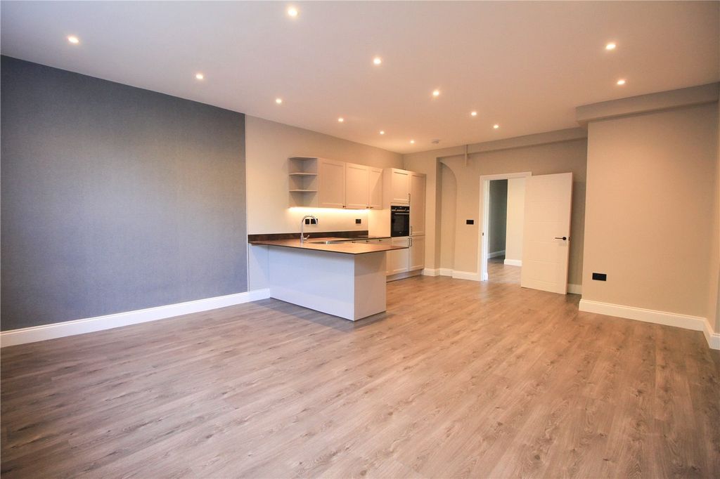 Additional image 4 of 3 bed flat to rentHillcourt Road, Cheltenham, Gloucestershire GL52