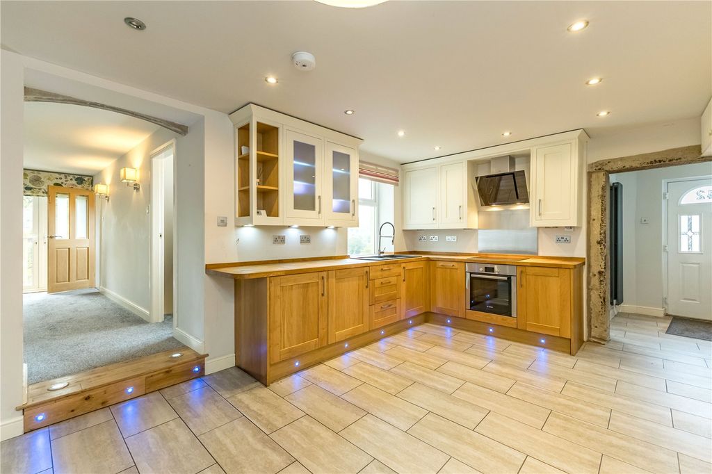 Property photo 2 of 31 Kitchen