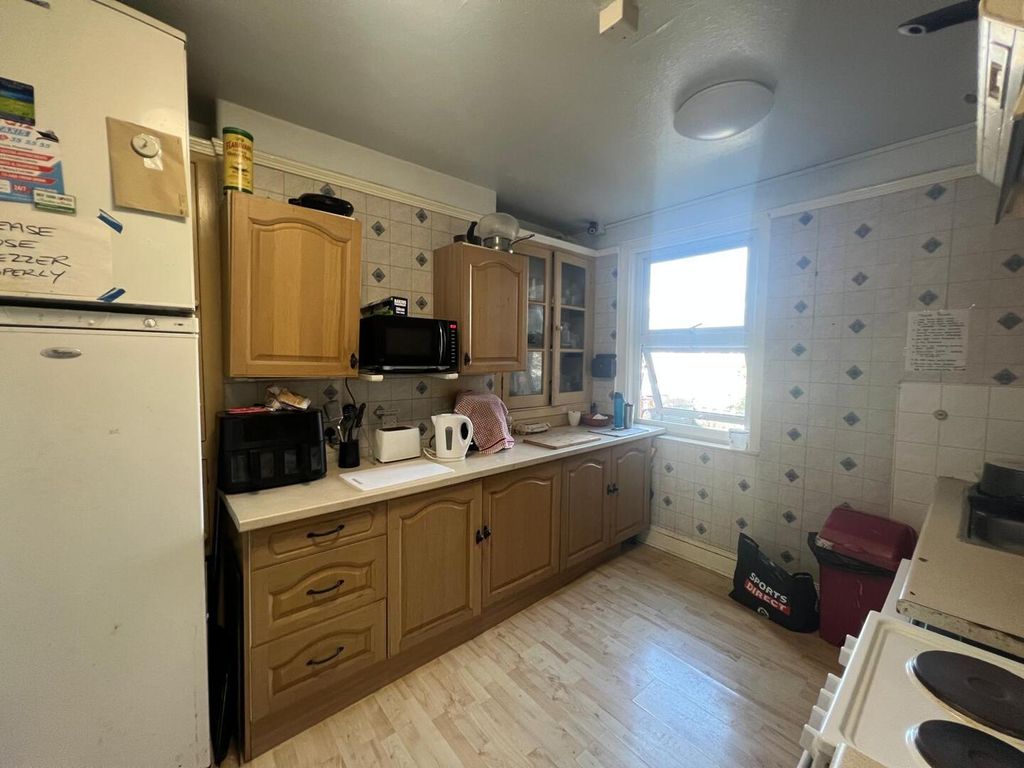 Property photo 3 of 5 Kitchen