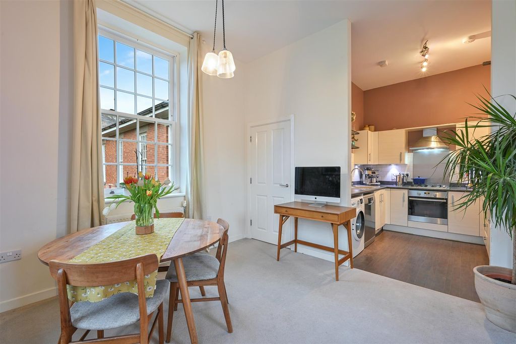 Property photo 2 of 14 Darwin Court