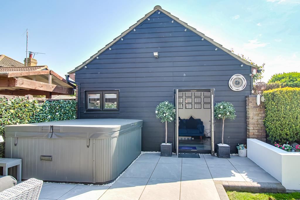Property photo 2 of 30 Outbuilding/Office