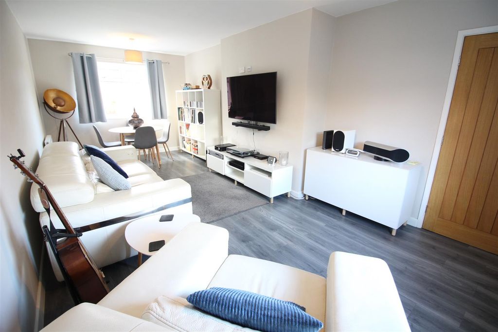 Property photo 3 of 10 Lounge