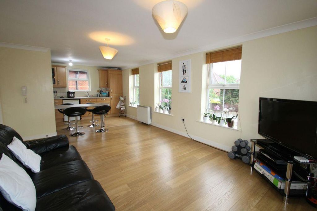 Property photo 2 of 27 Living Dining Room Kitchen