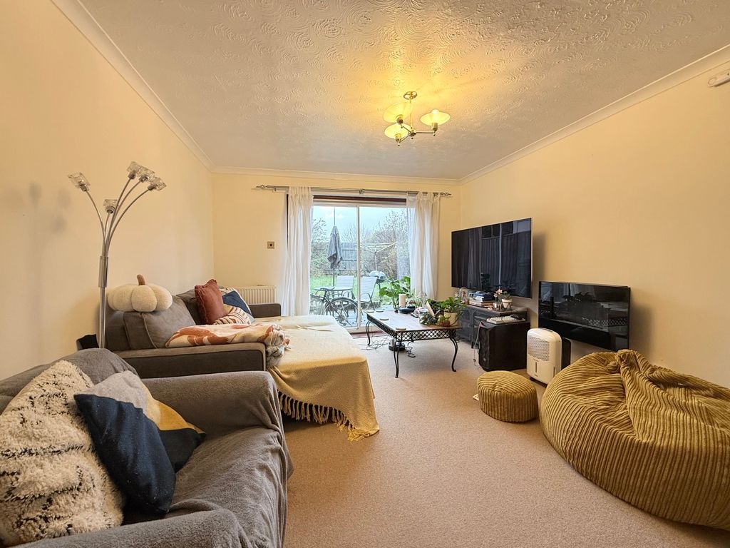 Property photo 2 of 8 Lounge