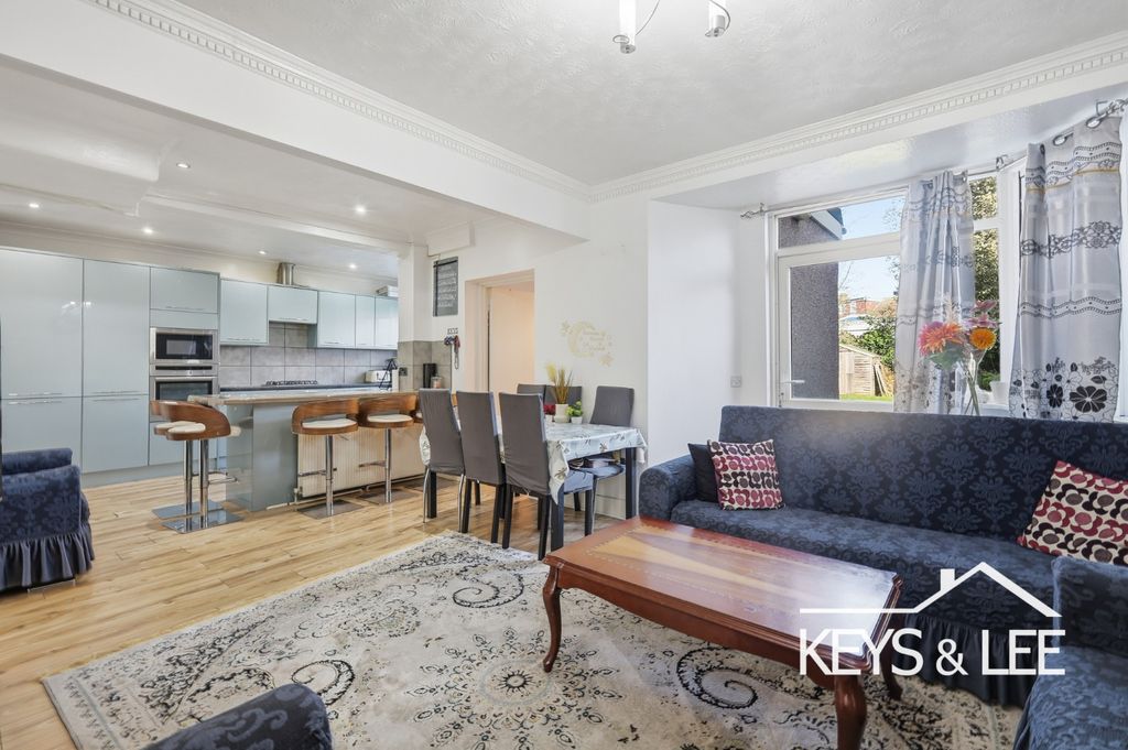 Property photo 2 of 15 4846744