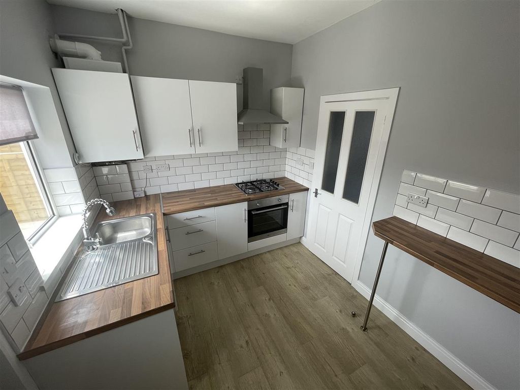 Property photo 2 of 8 Kitchen