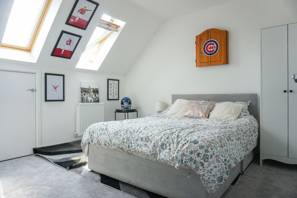 Property photo 2 of 19 Master Bedroom