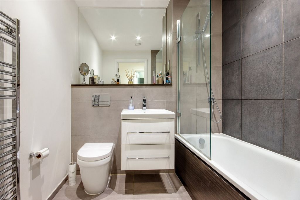 Property photo 3 of 9 Bathroom