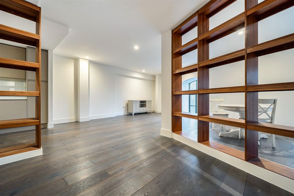 Property photo 2 of 15 1400480-11-696800E8043De.Jpg