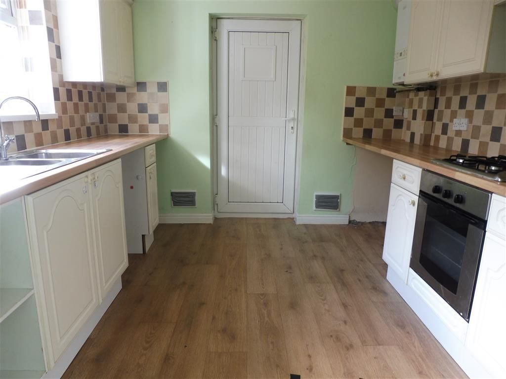 Property photo 3 of 8 Kitchen