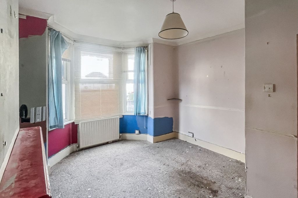 Property photo 2 of 16 Ground Floor Flat, 15 Azof Street, Greenwich, London Se10 0Eg