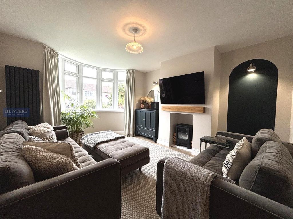 Property photo 2 of 37 Lounge