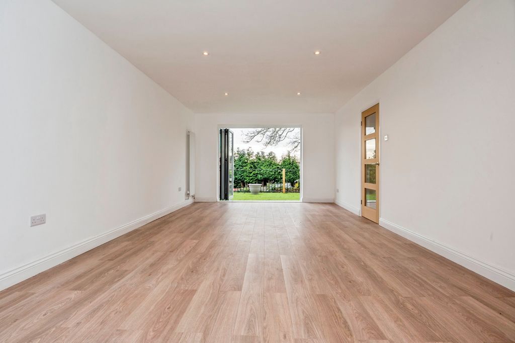 Property photo 1 of 22 Lounge