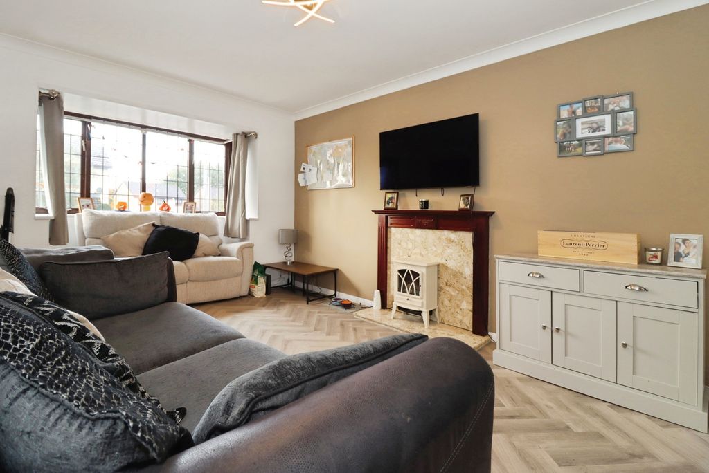 Property photo 2 of 16 Lounge