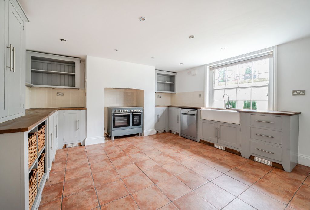 Property photo 2 of 10 1371900-10-68Fa0c...