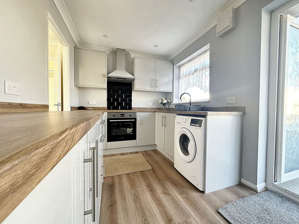 Property photo 2 of 9 Kitchen