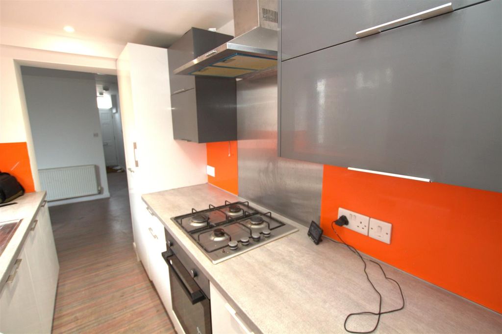 Property photo 3 of 11 Kitchen.Jpg