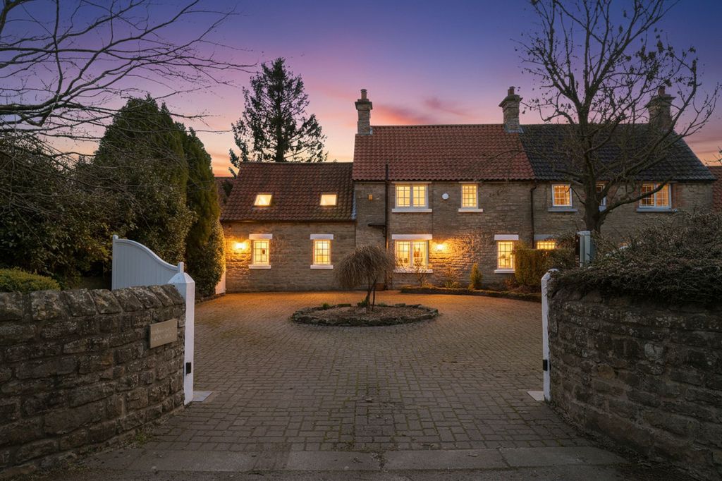 Property photo 1 of 32