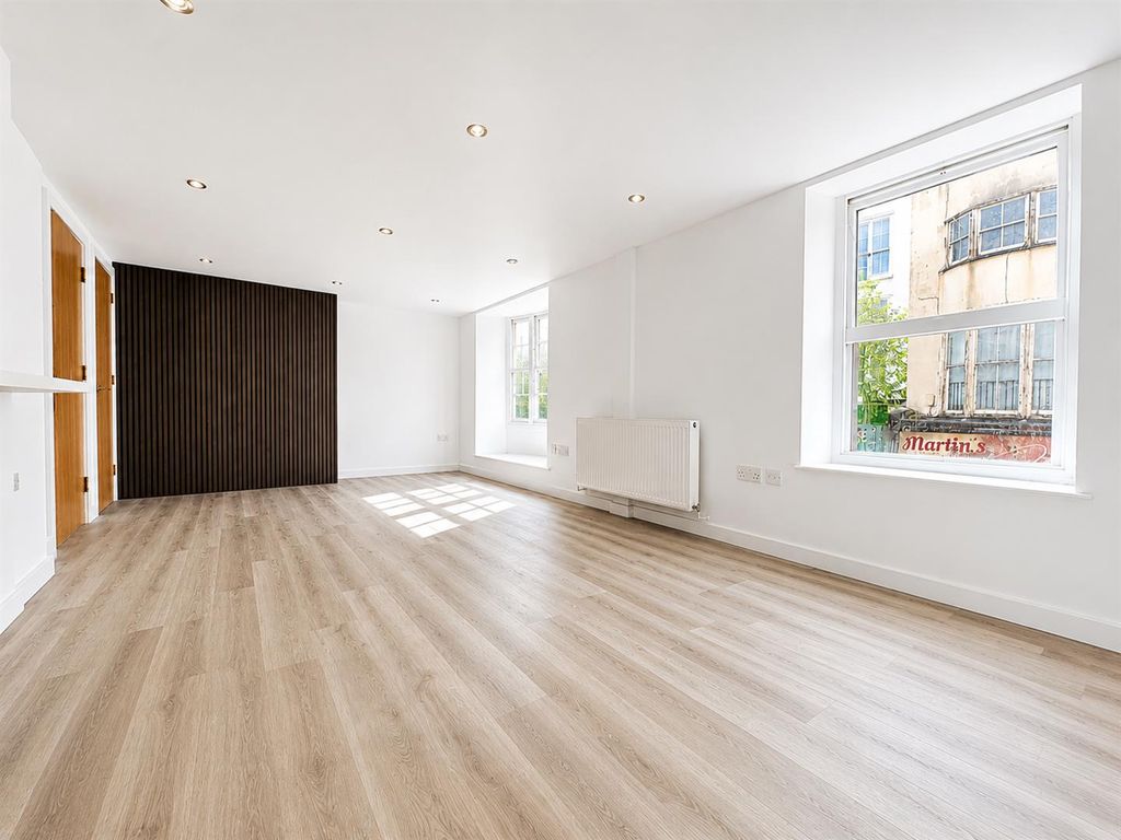 Property photo 1 of 17 200.Png