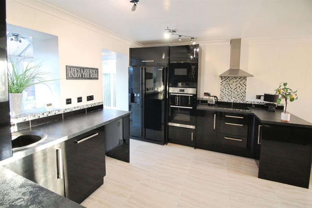 Property photo 2 of 20 Kitchen