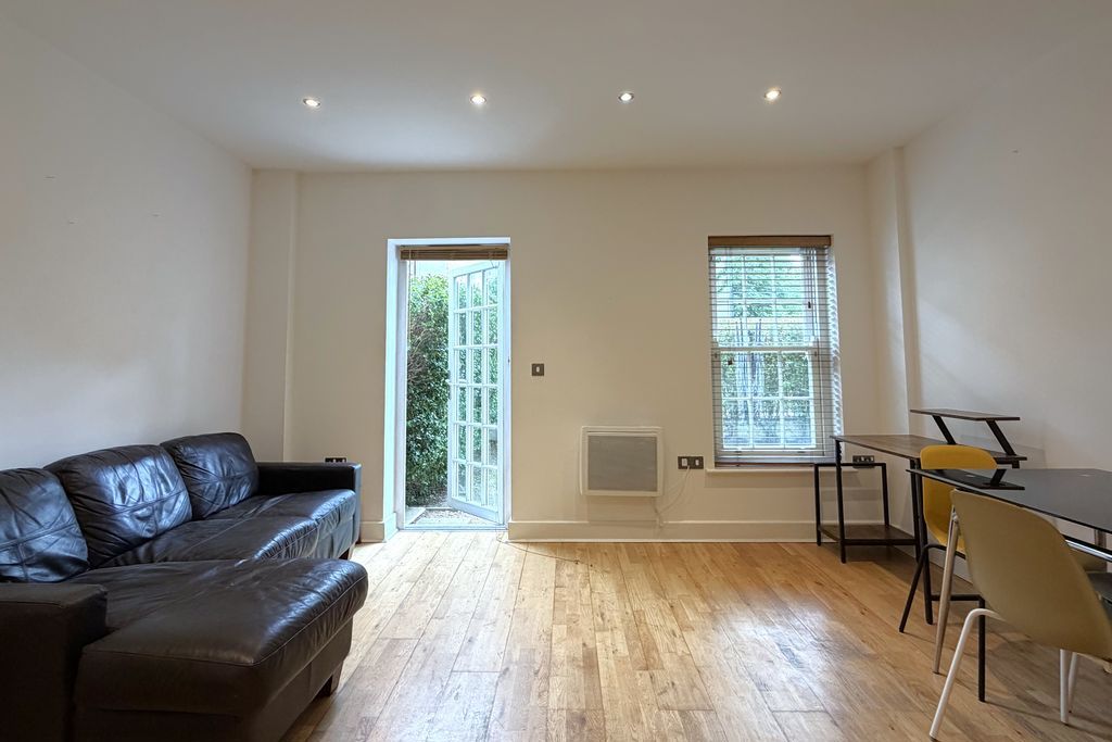 Property photo 1 of 10 Photo 3