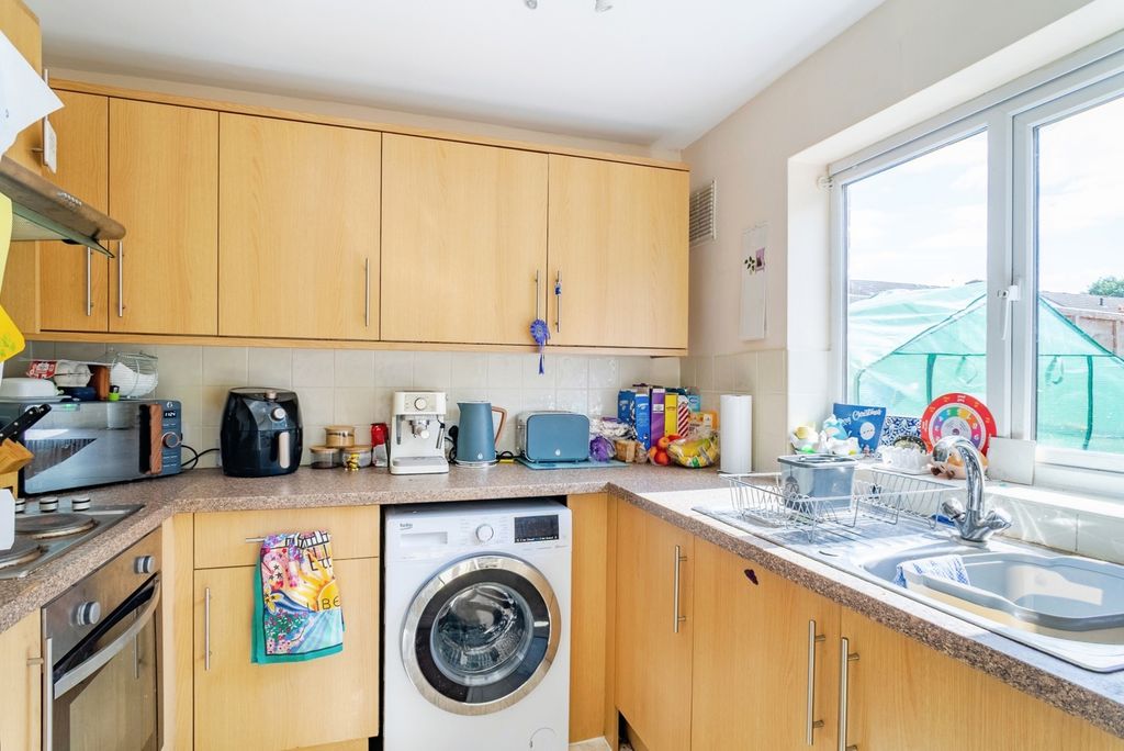 Property photo 3 of 17 Kitchen