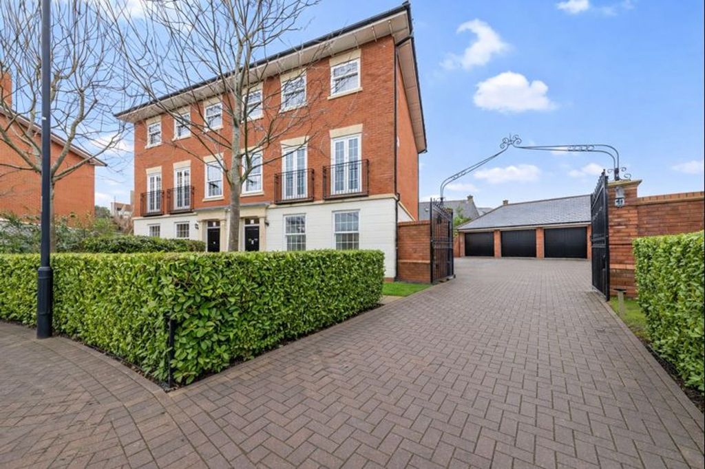 Property photo 1 of 32