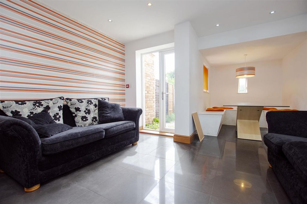 Property photo 2 of 11 Approach