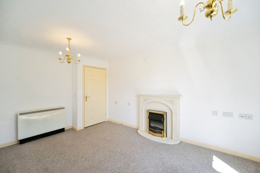 Property photo 3 of 18 Living Room